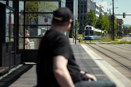 J’attends le tram 4. Rien de plus banal. Je ne prends pas position en faveur d’une cause, je vaque juste à mes occupations.