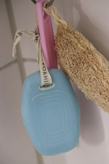 Ganz schön praktisch: Foamies feste Duschpflege lässt sich aufhängen.