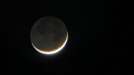 Den Mond mit der iPhone-Kamera finden und bloss nichts berühren: Dieser Schnappschuss am StarSense Explorer LT 70 AZ war ein Geduldsspiel.