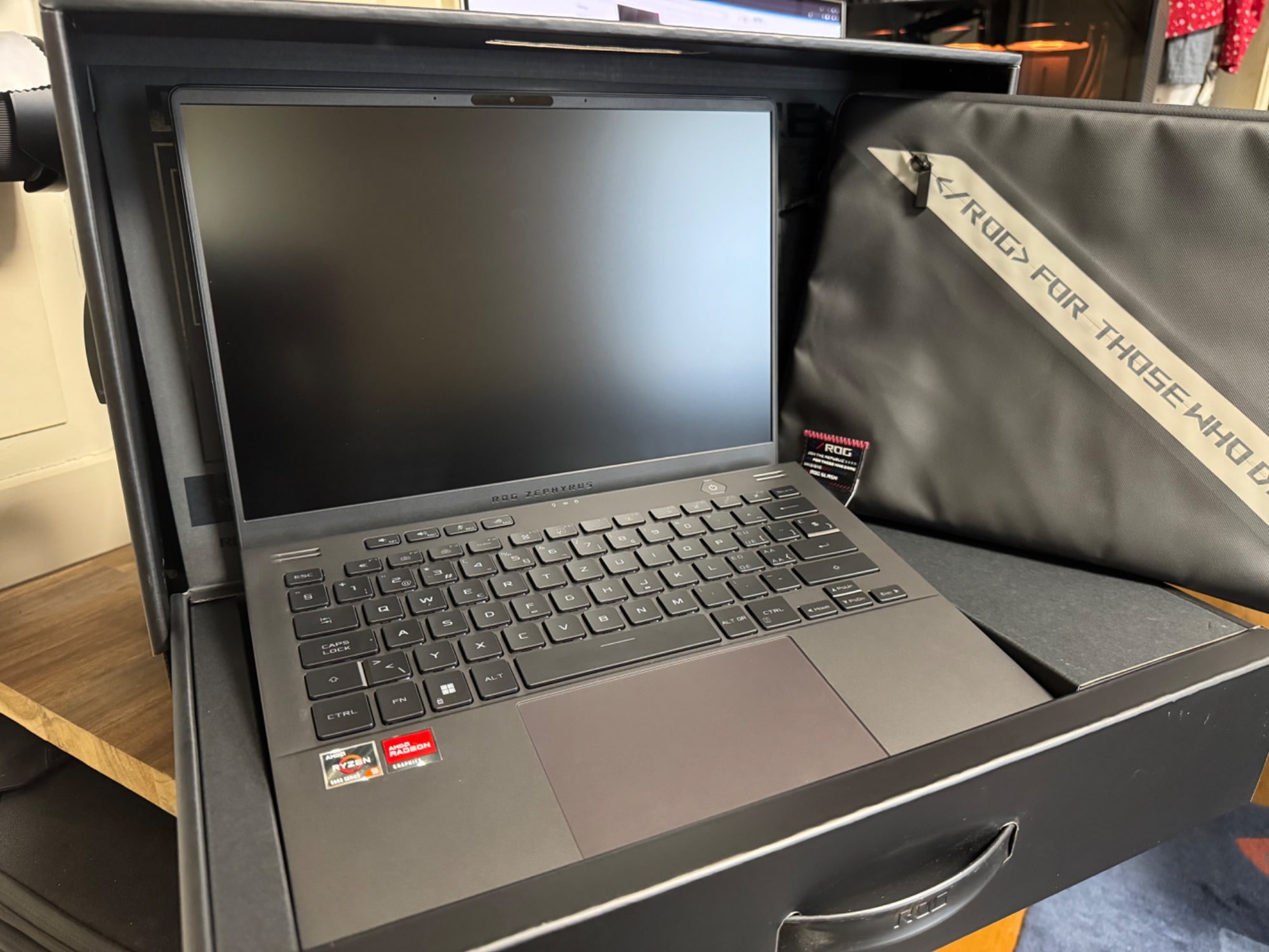 Produktbild ASUS ROG Zephyrus G14 AMD Radeon RX 6800S (14", AMD Ryzen 9 6900HS, 32 GB, 1000 GB, CH)
