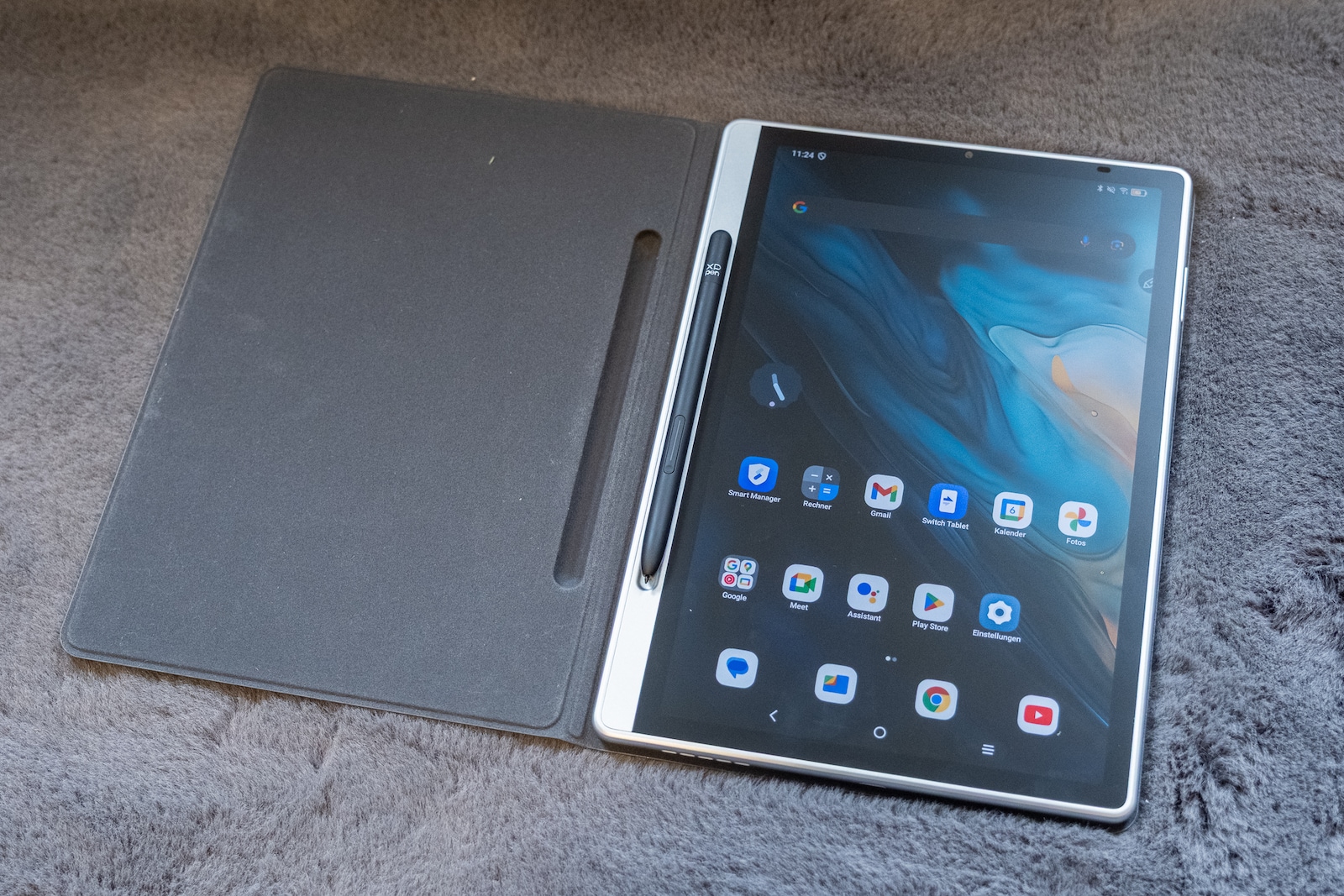 Die schicke Hülle schützt das Tablet und kann auch als Standfuss dienen.