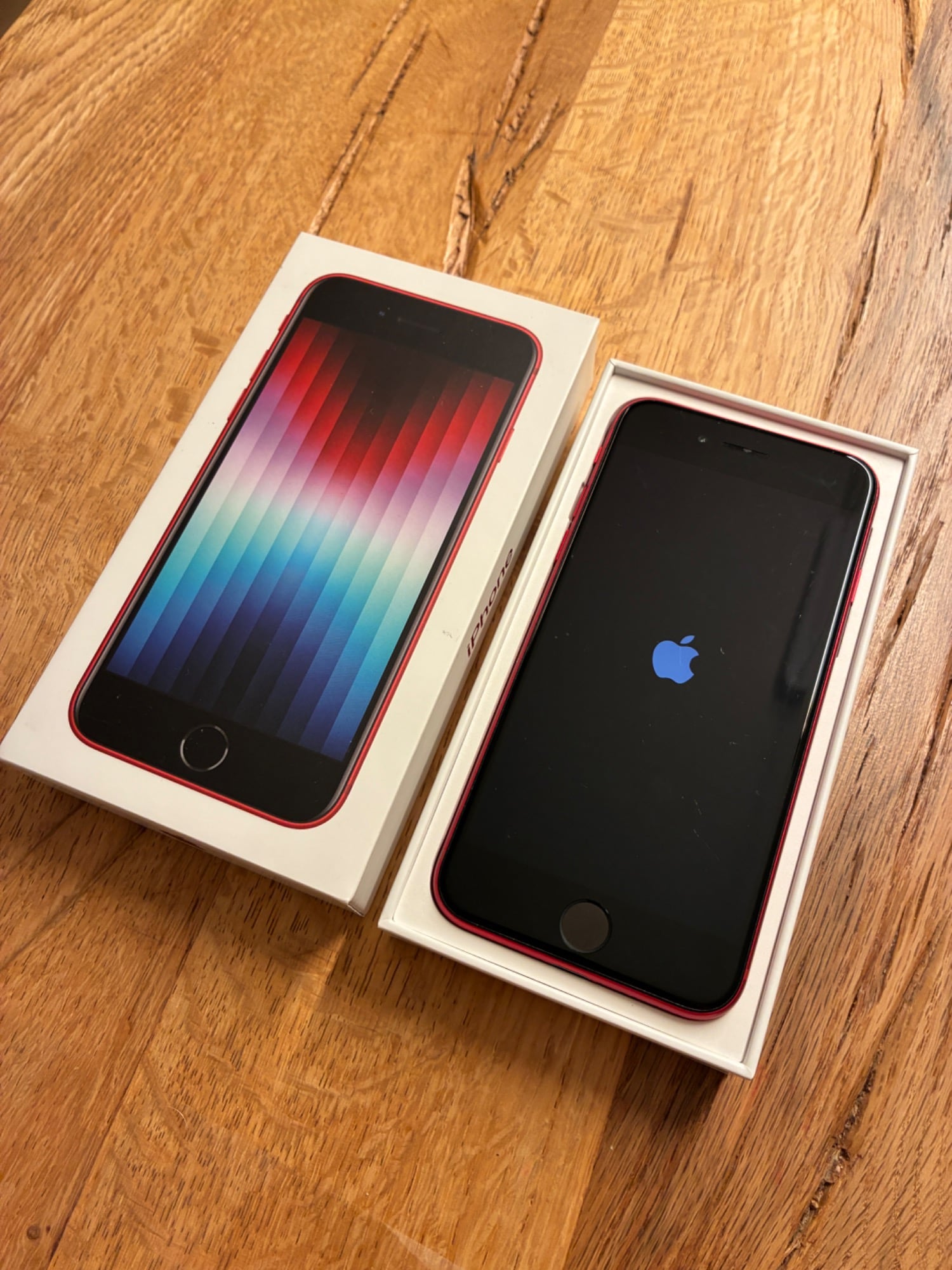Produktbild Apple iPhone SE (3rd Gen) (64 GB, (PRODUCT)​RED, 4.70", SIM + eSIM, 12 Mpx, 5G)