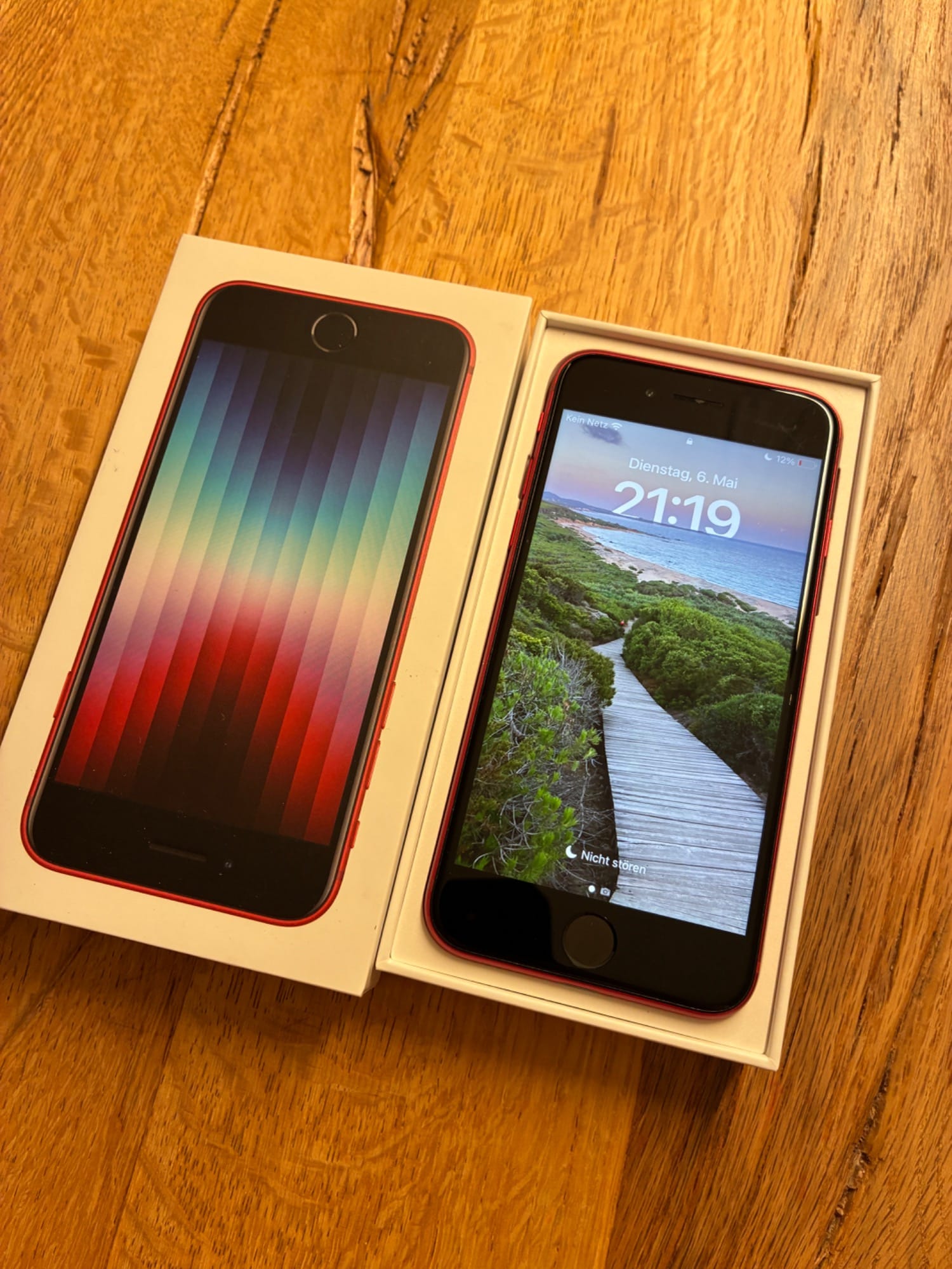 Produktbild Apple iPhone SE (3rd Gen) (64 GB, (PRODUCT)​RED, 4.70", SIM + eSIM, 12 Mpx, 5G)