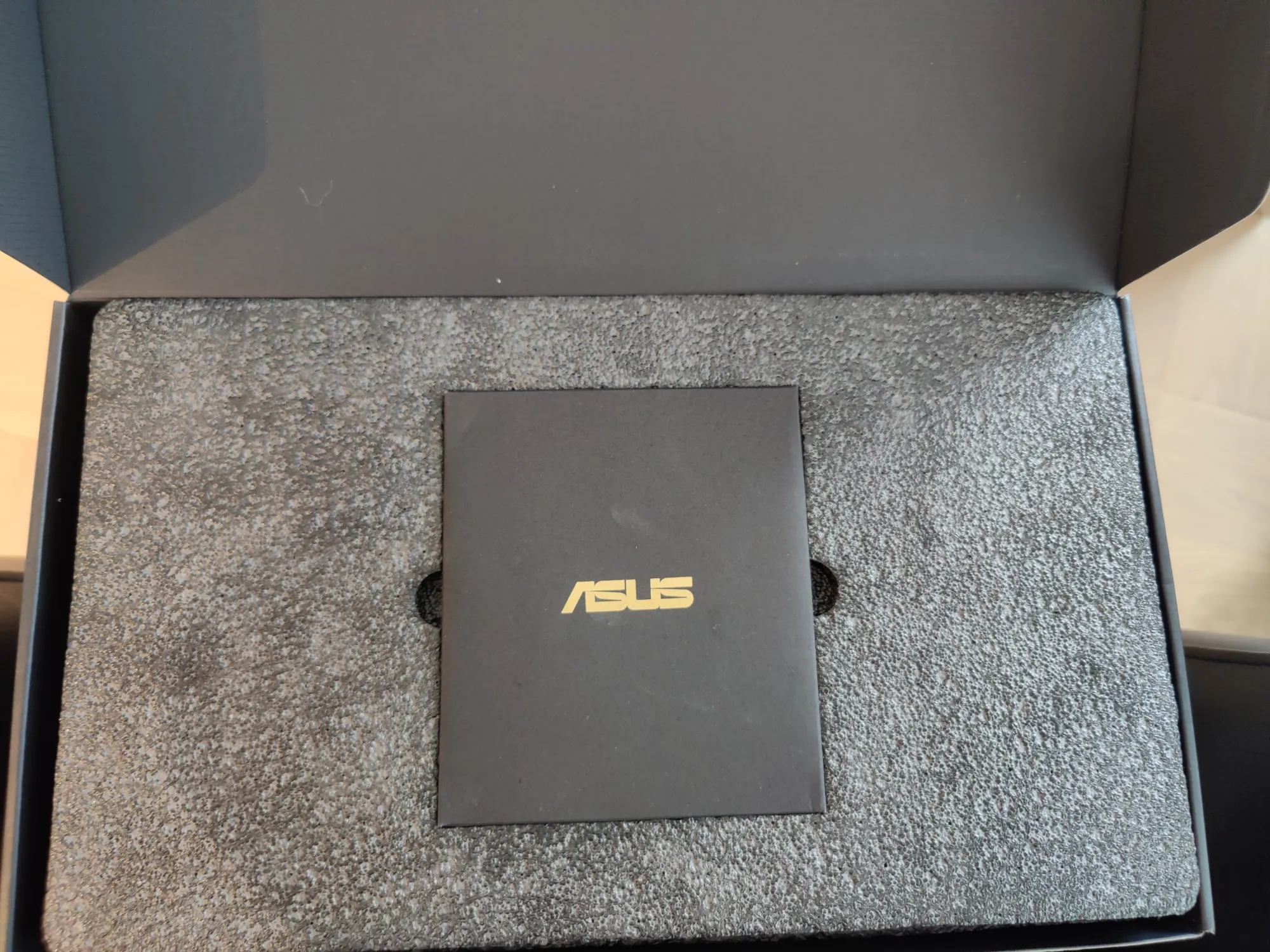 Actual product image ASUS Radeon ROG STRIX RX VEGA 64 O8G GAMING (8 GB)