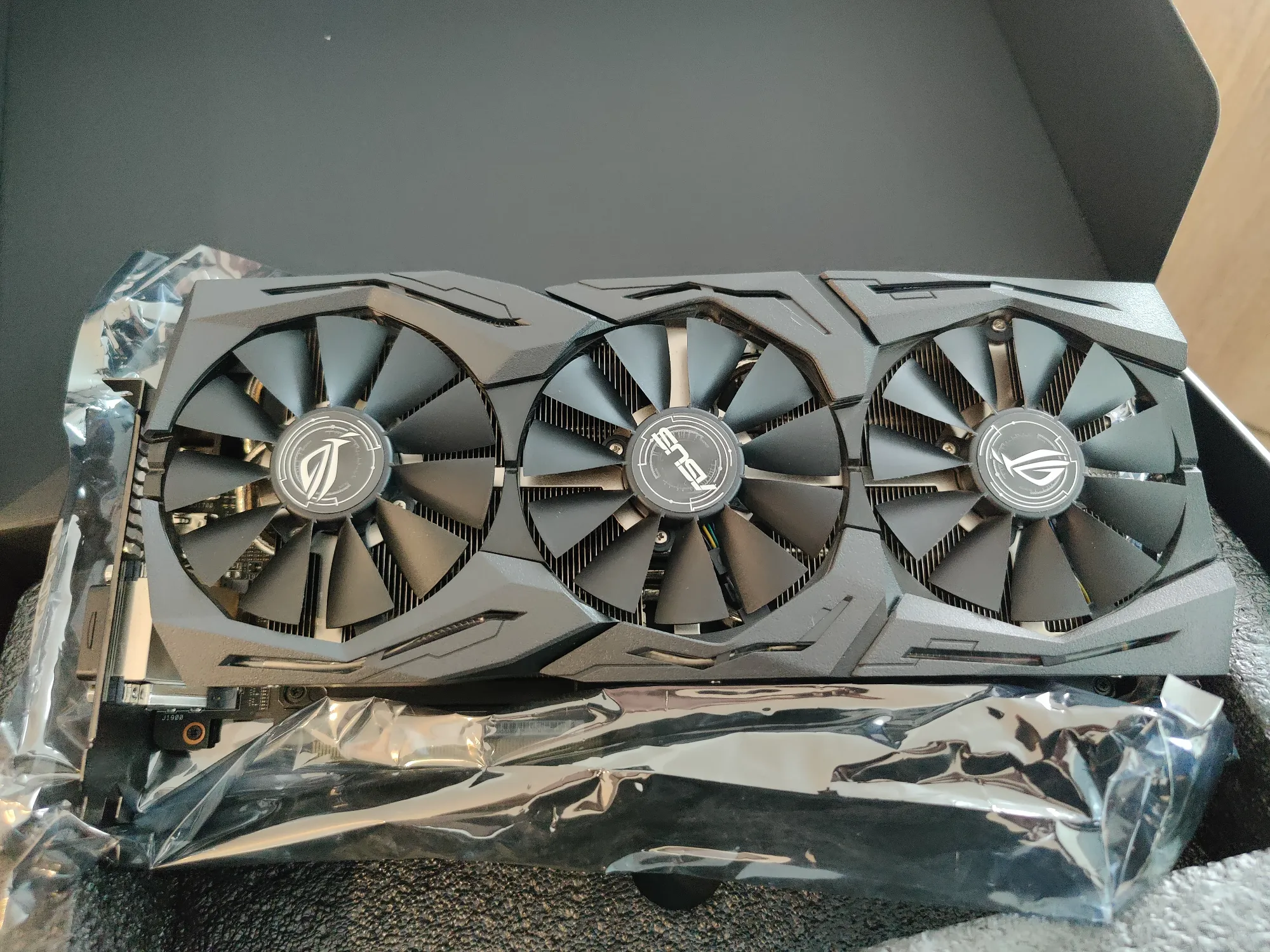 Actual product image ASUS Radeon ROG STRIX RX VEGA 64 O8G GAMING (8 GB)