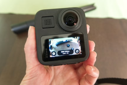 Der Welt-Button links im Display erlaubt das einfache Wechseln in den 360-Grad-Modus. Über den Kreislauf-Button rechts wechsle ich das Kamerabild.