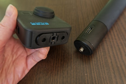 Über das neue ¼-Zoll-Gewinde lässt sich die Gopro Max ohne Adapter an herkömmlichen Stativen und Sticks befestigen.