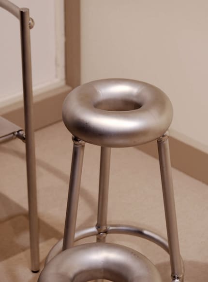 Der Railing-Barhocker von Yang Shueiyuan.