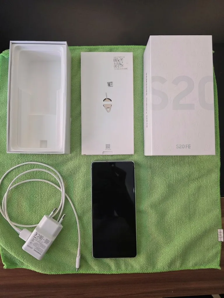 Produktbild Samsung Galaxy S20 FE (128 GB, Cloud White, 6.50", Hybrid Dual SIM, 12 Mpx, 4G)