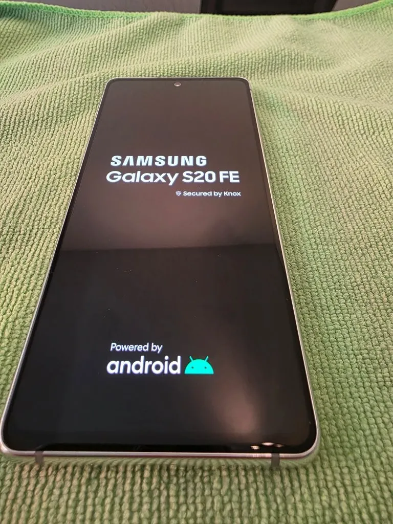 Produktbild Samsung Galaxy S20 FE (128 GB, Cloud White, 6.50", Hybrid Dual SIM, 12 Mpx, 4G)