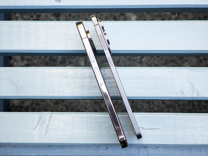 Compared to the Pixel 9 Pro XL, the Galaxy S25 Edge looks very thin.