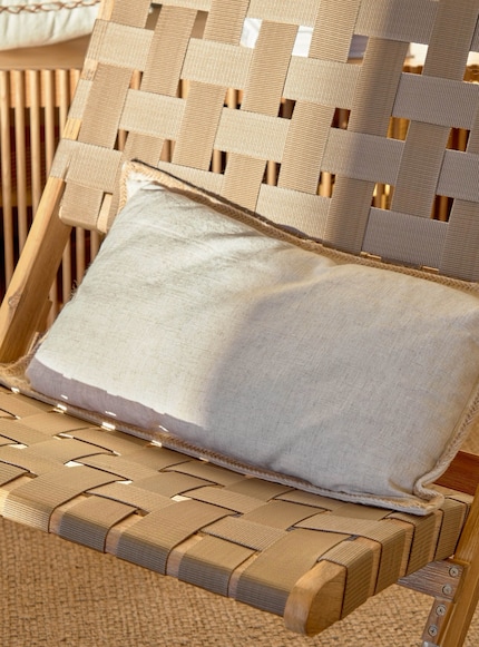 From the balcony to the living room – this handwoven chair seat is an invitation to relax.