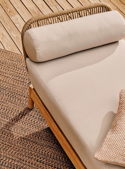 FSC-certified solid acacia wood, handwoven rope – both UV-resistant – look great indoors and outdoors.