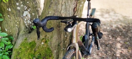 En route avec l’éclairage avant Varia Vue de Garmin sur le nouveau Gran Turismo GR X de Bixs.