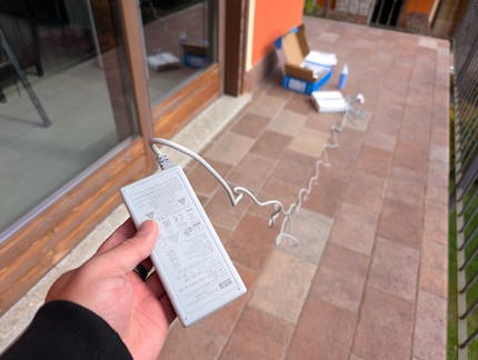 Das Kabel ist nur 3,5 Meter lang, ich habe daher ein Verlängerungskabel nutzen müssen.