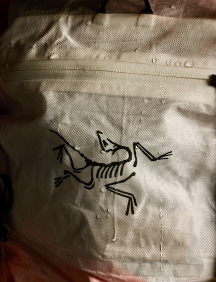 The material consists of three laminated layers and is therefore said to be particularly water and tear resistant.