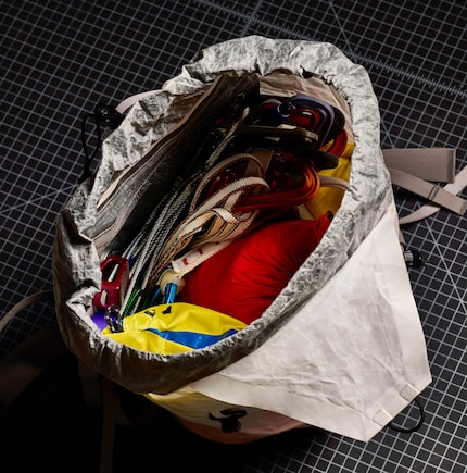 The large main compartment can be closed with a drawstring and mini lid.