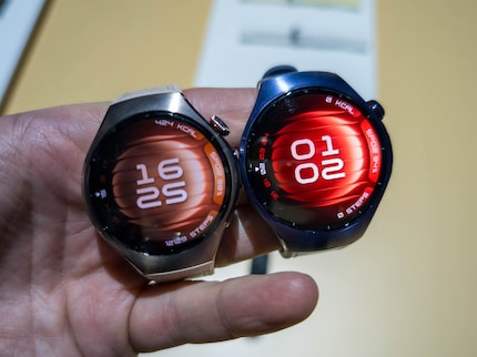La versione da 42 mm del Watch 5 (a sinistra) a confronto con quella da 46 mm.
