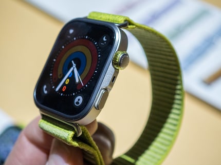 Corona e pulsante sul lato del Watch Fit 4 Pro.