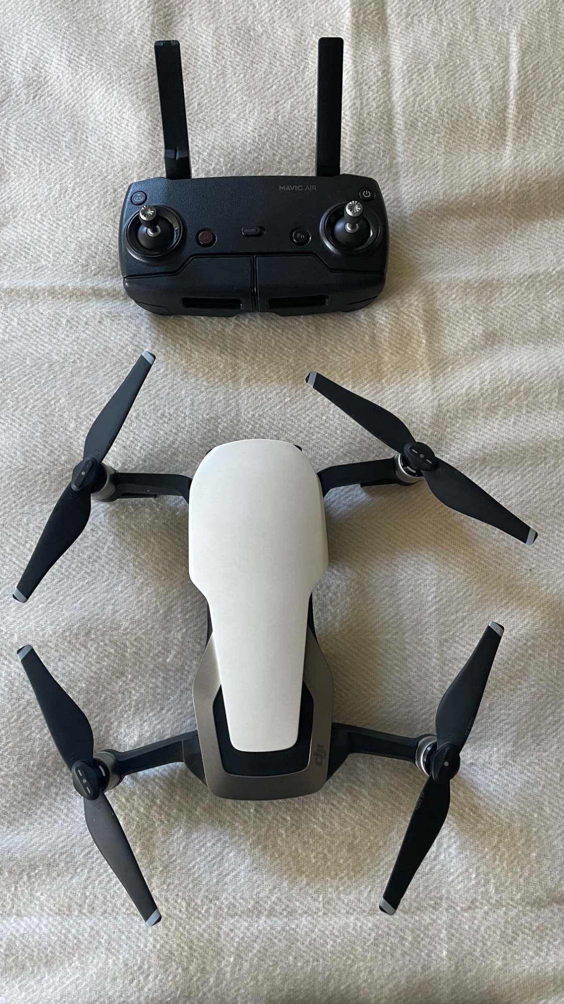 Actual product image DJI Mavic Air Fly More Bundle Arctic White (21 min, 430 g, 12 Mpx)