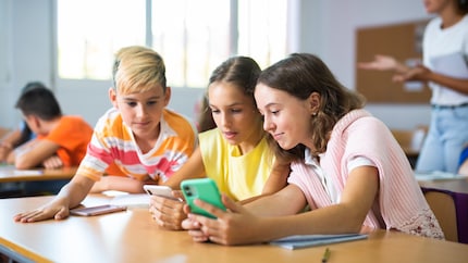 At school and afterwards: Young people are on reception for longer and longer.
