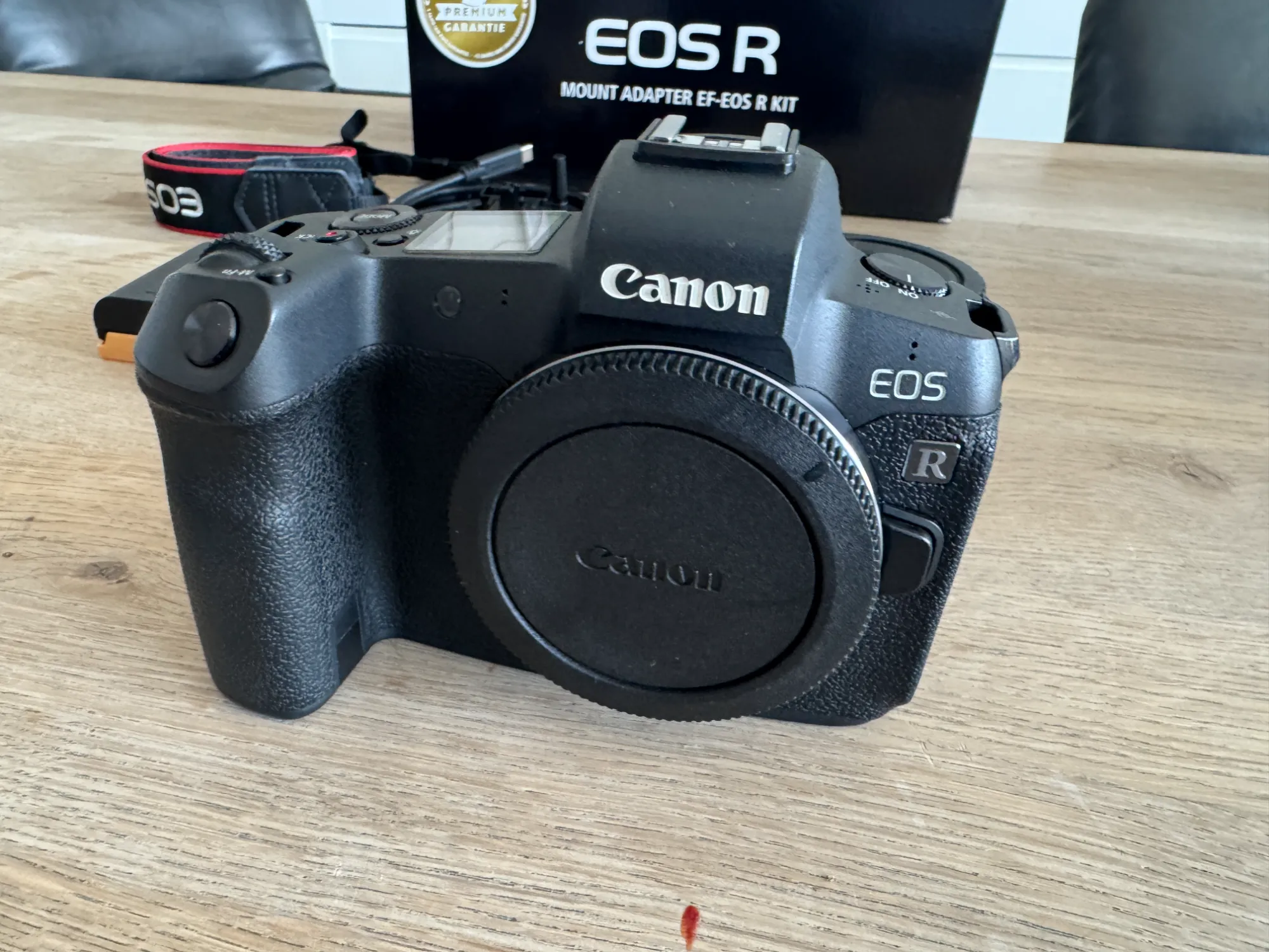 Immagine prodotto Canon EOS R Body + adattatore EF (30.30 Mpx, Full frame / FX)