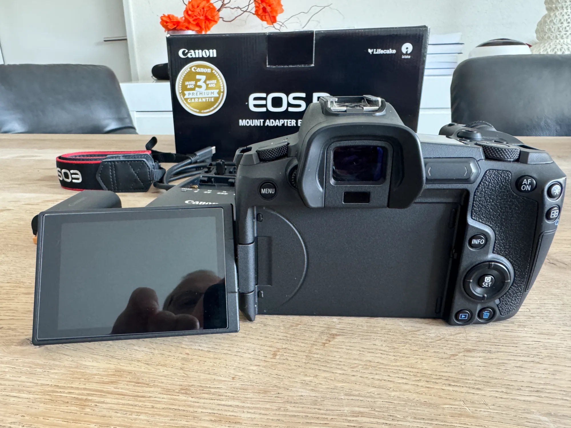 Immagine prodotto Canon EOS R Body + adattatore EF (30.30 Mpx, Full frame / FX)