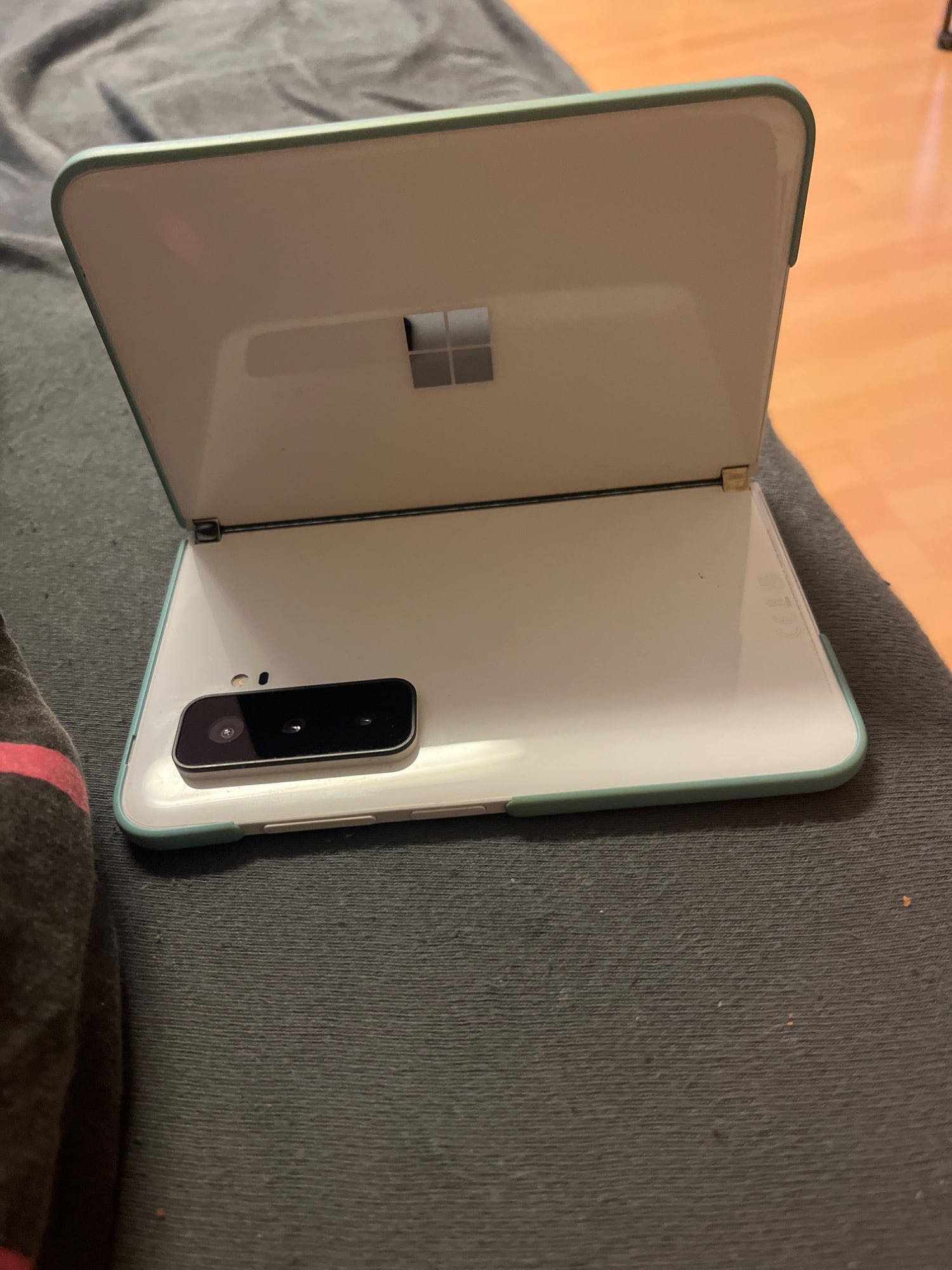 Produktbild Microsoft Surface Duo (256 GB, Glacier, 8.10", SIM + eSIM, 11 Mpx, 4G)
