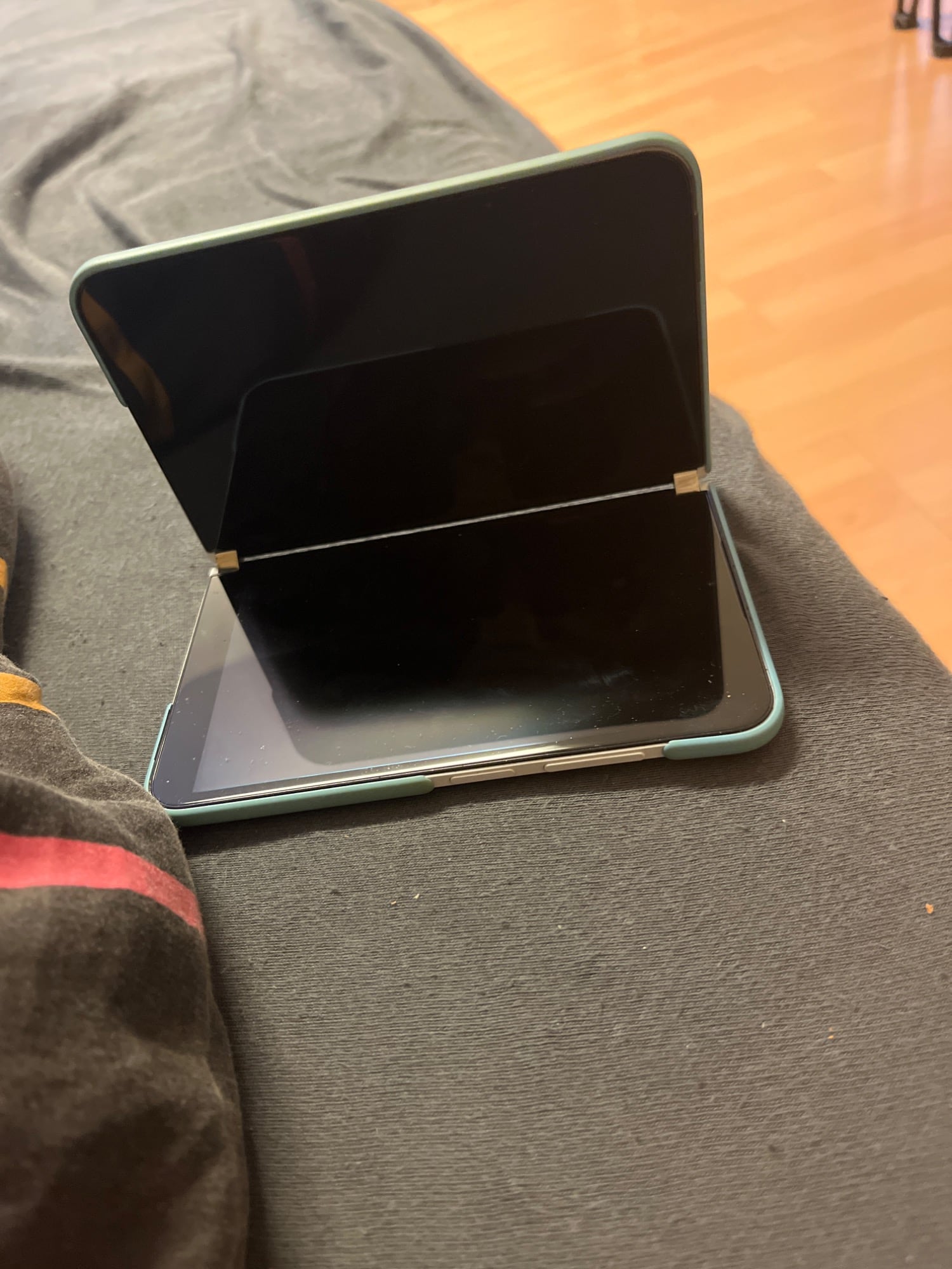 Produktbild Microsoft Surface Duo (256 GB, Glacier, 8.10", SIM + eSIM, 11 Mpx, 4G)