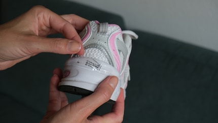 Doppelseitiges Klebeband am Schuh anbringen …