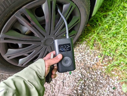 Il compressore d'aria Xiaomi può misurare anche la pressione degli pneumatici dell'auto.
