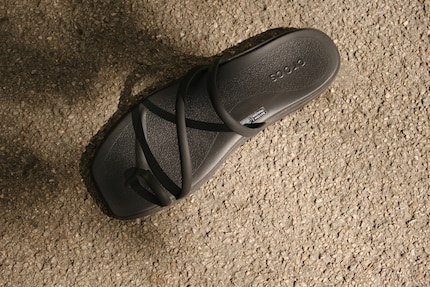 Das Crocs Croslite-Fussbett macht die filigrane Sandale so bequem.