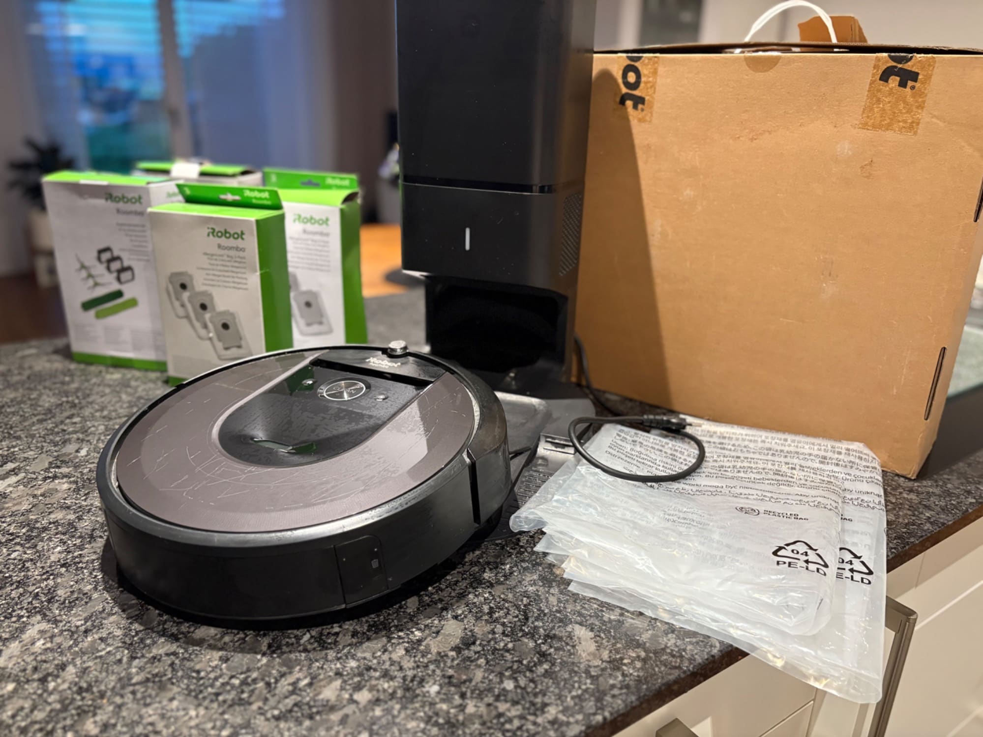 Produktbild iRobot Roomba i7+ Schwarz (Saugroboter)