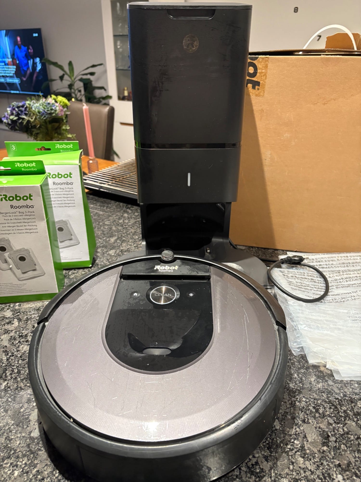 Produktbild iRobot Roomba i7+ Schwarz (Saugroboter)