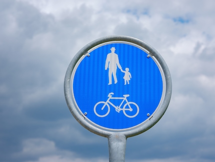 The bike symbol also applies to all e-bikes, electric motor scooters and e-scooters in the light motorcycles category.