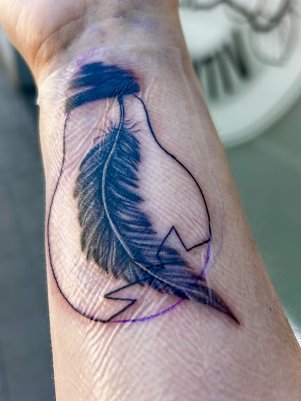 Die fertige Glühbirnen-Feder direkt vor dem Tattoostudio. Ich hole mir gerade einen Kaffee, bevor es ans zweite Motiv geht.