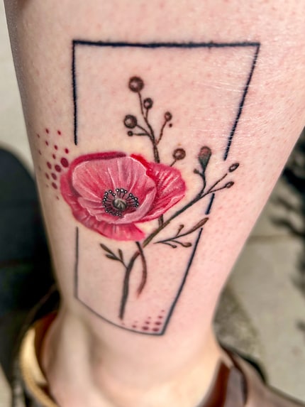 Die Mohnblume an meinem rechten Bein leuchtet.