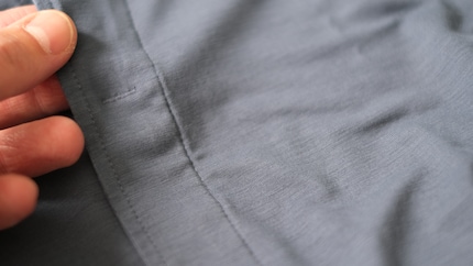 Die verdeckte Knopfleiste ist nur Design; du kannst das Pyjama-Oberteil einfach über den Kopf ziehen.