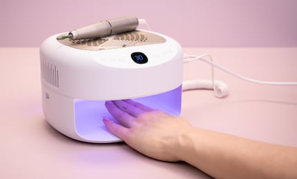 Harden UV gels and polishes with the integrated lamp.