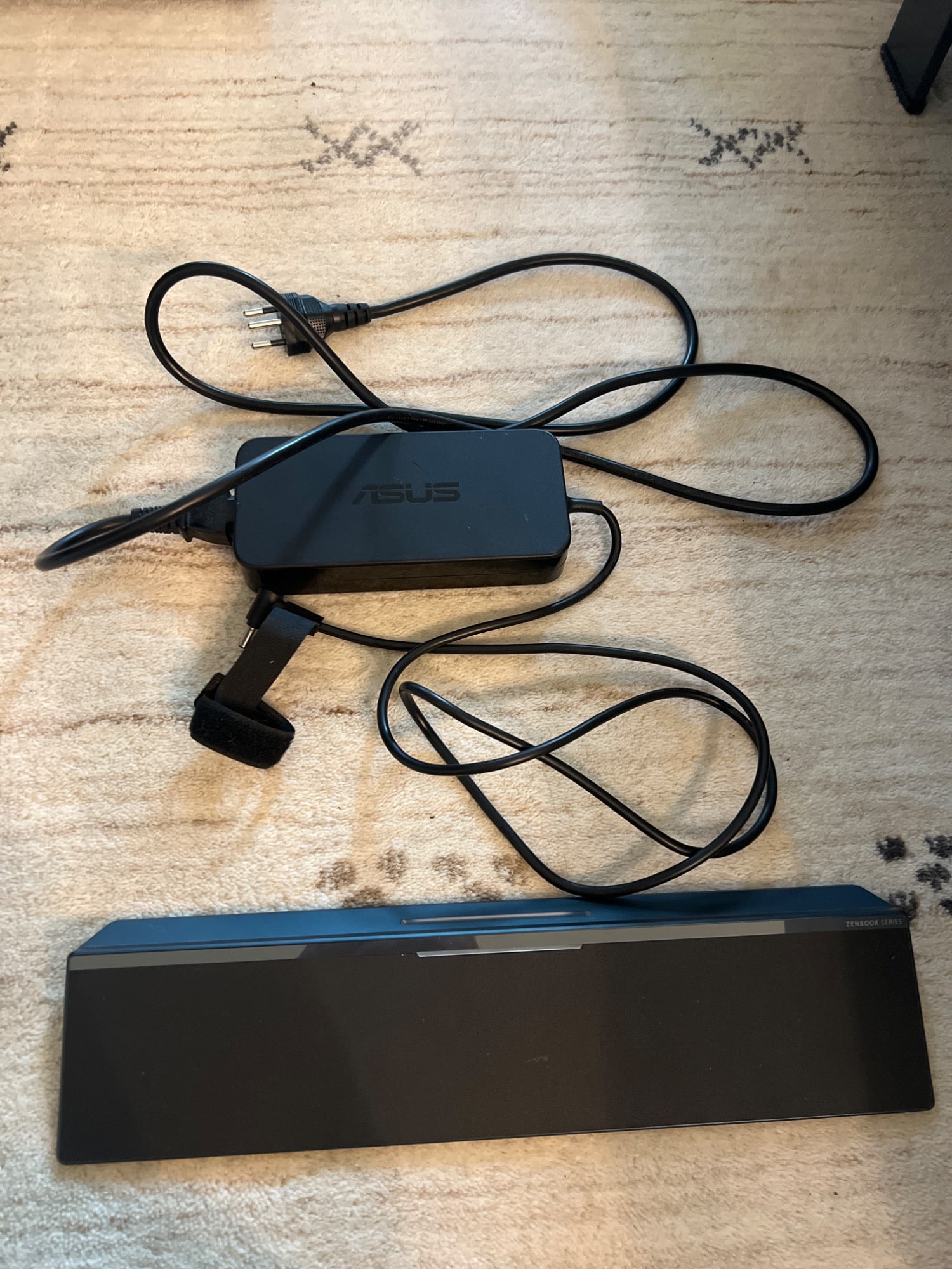 Actual product image ASUS ZenBook Pro Duo UX581GV-H2002R (15.60", Intel Core i7-9750H, 16 GB, 1000 GB)