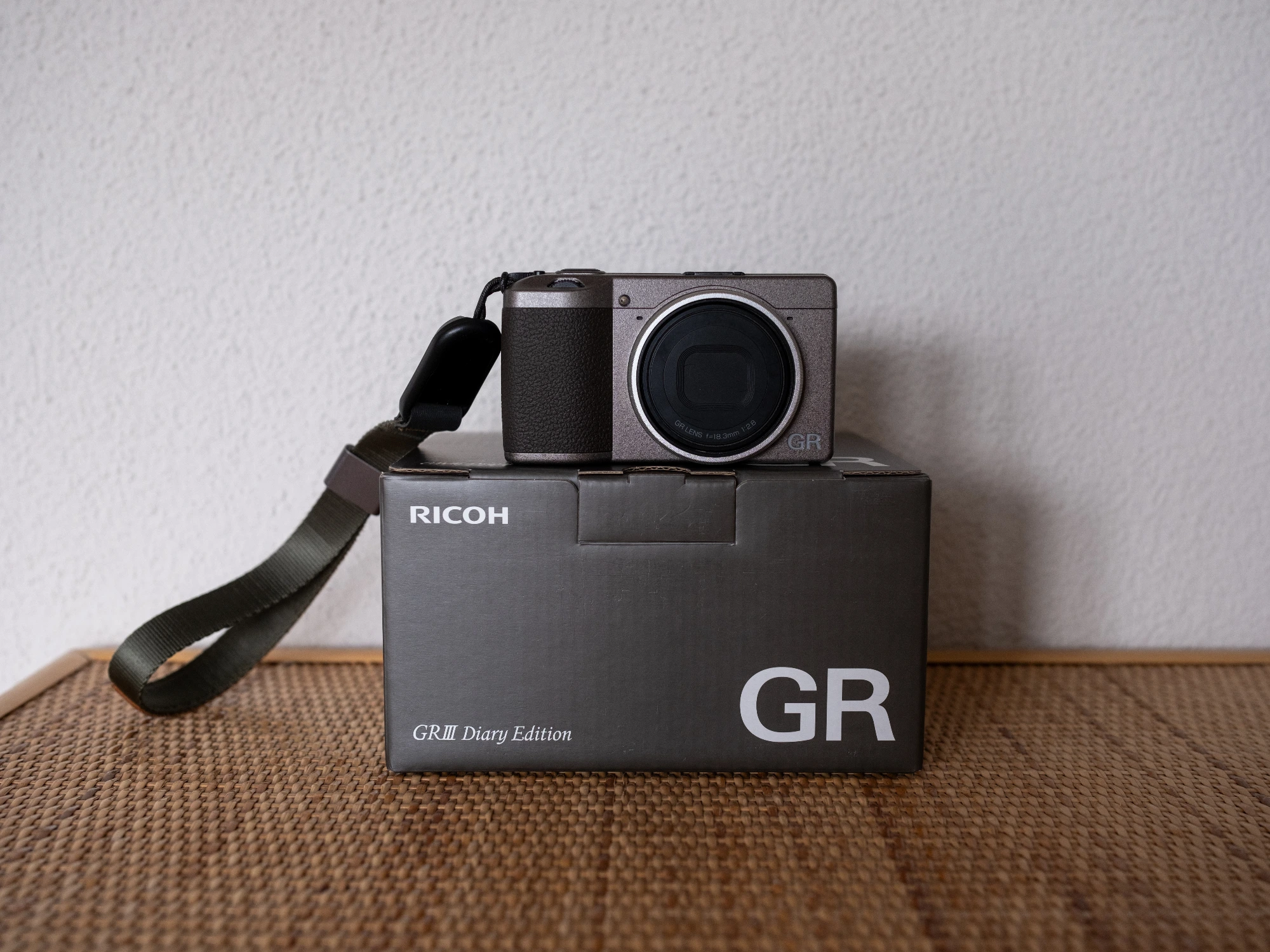 Produktbild RICOH GR III Diary Edition (18.3mm, 24.20 Mpx, APS-C / DX)
