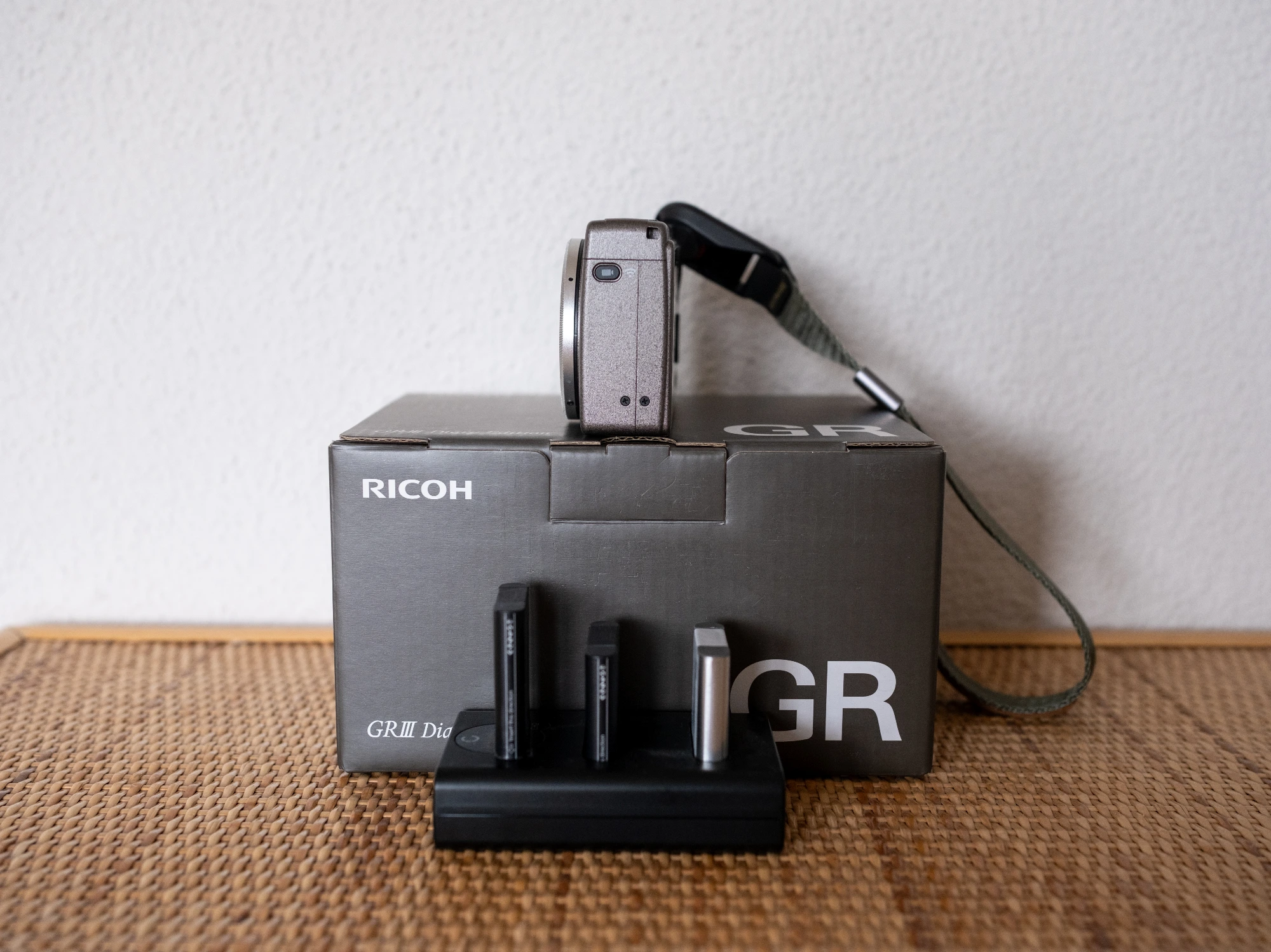 Produktbild RICOH GR III Diary Edition (18.3mm, 24.20 Mpx, APS-C / DX)