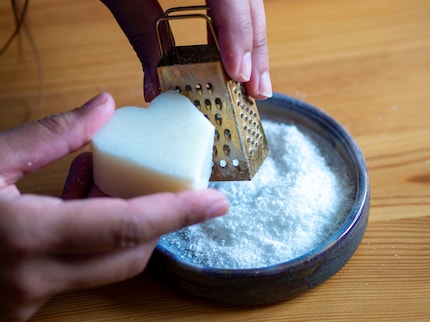 Il parmigiano proibito. Più i pezzi di sapone sono piccoli, più si sciolgono facilmente in acqua.