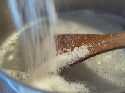 Più piccoli sono i pezzi, meglio il sapone si scioglie nell'acqua.