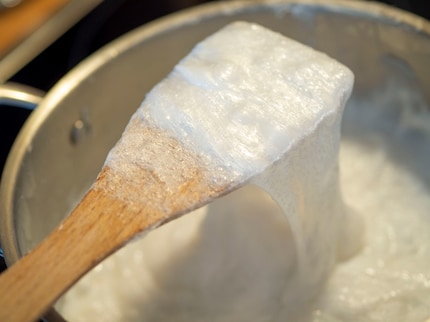 Dopo almeno dodici ore, il sapone si è addensato. Gli oli essenziali forniscono una fragranza unica, ma attenzione al dosaggio: dosi elevate possono causare irritazioni cutanee.