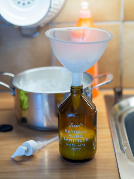 Utilizzo un imbuto per versare il sapone nell'erogatore a pompa.
