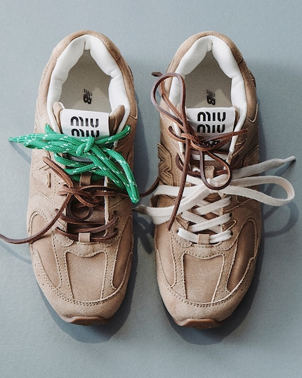 Der 530 SL von New Balance und Miu Miu in Ecru.