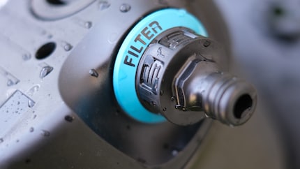 Qui colleghi il tubo da giardino. Gardena ha installato un filtro nell'«Aqua Precise» per poter utilizzare anche l'acqua del pozzo.