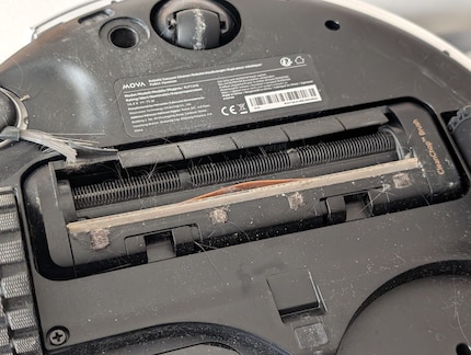 After six weeks of use: a few short cat hairs are stuck to the bottom, but there are no long, human hairs wrapped around the brush.