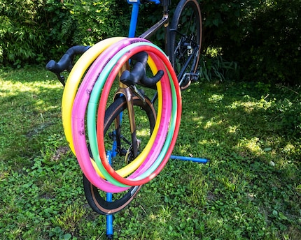 Alles so schön bunt hier: Pepis Tire Noodles in vielen bunten Farben für unterschiedliche Anwendungen. Von links nach rechts: gelb (Super Rokk Line) = E-Bike und DH, pink (R-Evoltution) = Bio Bike / Light E-Bike, grün (Gravel Sport), rot (Asphalt) Rennvelo.